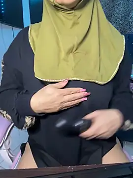 Snapshot of Jameela chatting on 05/05/26, 01:46 Jameela online show from 05/05/26, 01:46