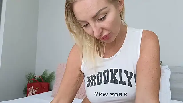 Snapshot of Allys chatting on 09/16/25, 05:41 Allys online show from 09/16/25, 05:41