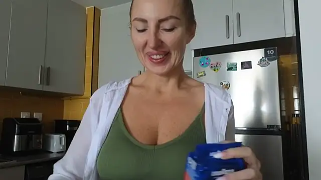 Snapshot of Allys chatting on 10/02/25, 05:14 Allys online show from 10/02/25, 05:14