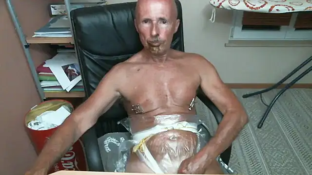 Snapshot of olibrius71 chatting on 09/18/25, 06:32 olibrius71 online show from 09/18/25, 06:32