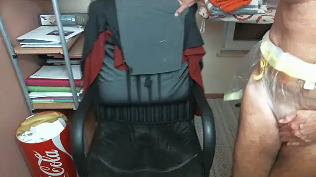 Snapshot of olibrius71 chatting on 10/19/25, 09:37 olibrius71 online show from 10/19/25, 09:37