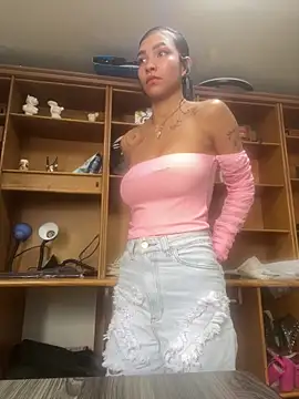 Snapshot of LauraAristizabal chatting on 04/23/26, 12:29 LauraAristizabal online show from 04/23/26, 12:29