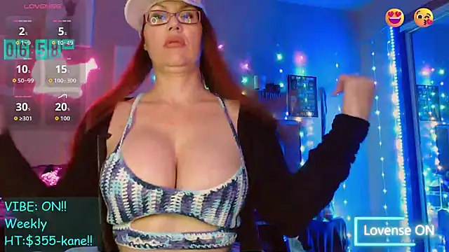 Snapshot of EmmaIsHere chatting on 11/26/25, 01:56 EmmaIsHere online show from 11/26/25, 01:56