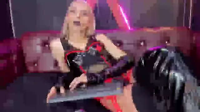 Snapshot of Victoria_Badgal_ chatting on 12/18/24, 11:40 Victoria Badgal online show from 12/18/24, 11:40