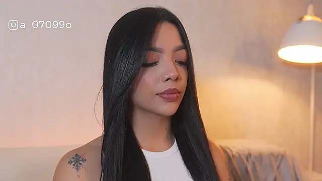 Snapshot of sarah_hiill chatting on 12/17/25, 12:00 sarah hiill online show from 12/17/25, 12:00