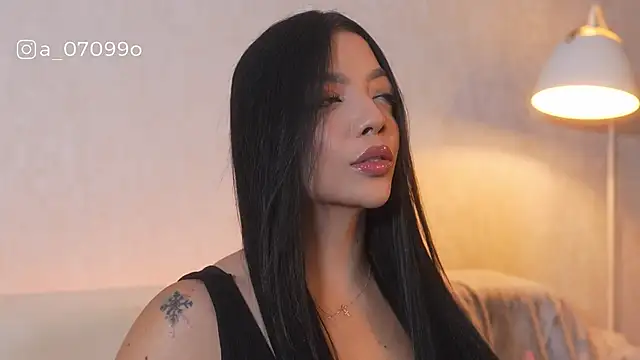 Snapshot of sarah_hiill chatting on 12/19/25, 12:01 sarah hiill online show from 12/19/25, 12:01