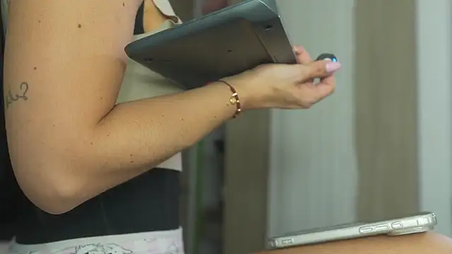 Snapshot of sarah_hiill chatting on 04/21/26, 09:06 sarah hiill online show from 04/21/26, 09:06