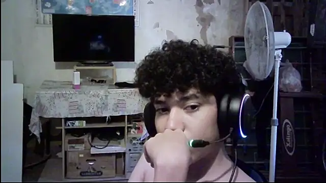 Snapshot of Emv2 chatting on 02/24/26, 06:39 Emv2 online show from 02/24/26, 06:39