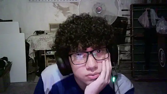 Snapshot of Emv2 chatting on 03/17/26, 02:49 Emv2 online show from 03/17/26, 02:49