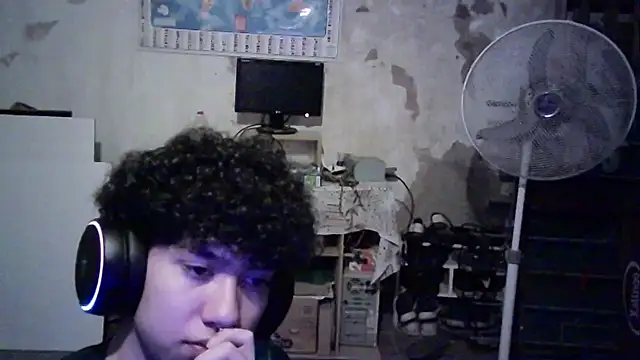 Snapshot of Emv2 chatting on 03/23/26, 12:36 Emv2 online show from 03/23/26, 12:36