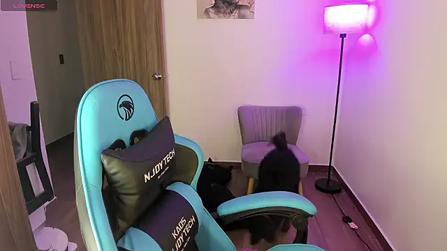 Snapshot of Miss_Nicole chatting on 03/13/26, 08:37 Miss Nicole online show from 03/13/26, 08:37