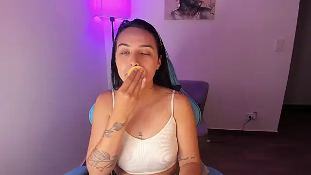 Snapshot of Miss_Nicole chatting on 04/04/26, 01:37 Miss Nicole online show from 04/04/26, 01:37