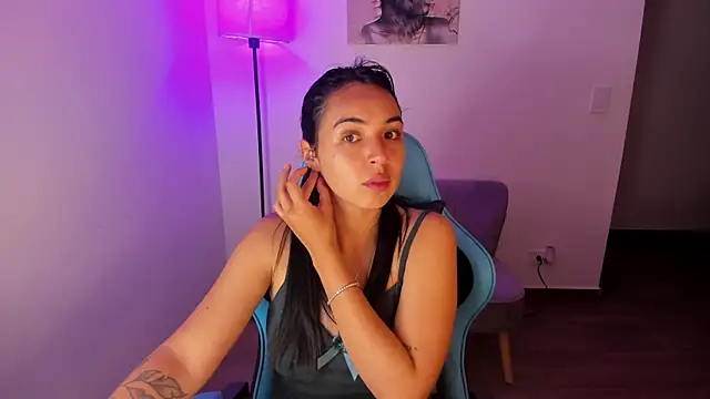 Snapshot of Miss_Nicole chatting on 04/11/26, 02:05 Miss Nicole online show from 04/11/26, 02:05