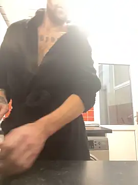 Snapshot of bigguy101 chatting on 12/28/24, 08:37 bigguy101 online show from 12/28/24, 08:37