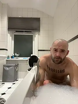 Snapshot of bigguy101 chatting on 01/08/25, 05:37 bigguy101 online show from 01/08/25, 05:37