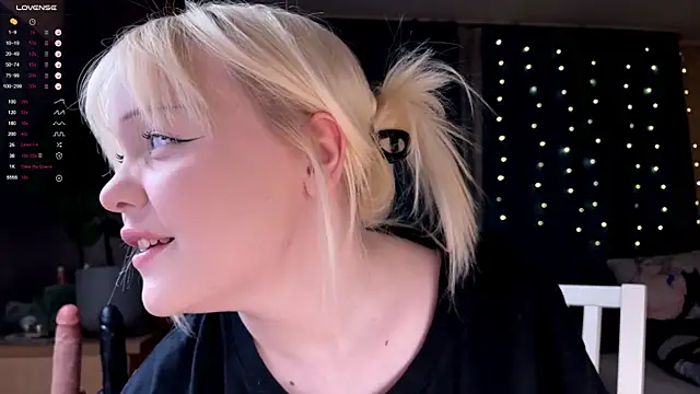 Snapshot of LisaLaas chatting on 12/16/25, 08:14 LisaLaas online show from 12/16/25, 08:14