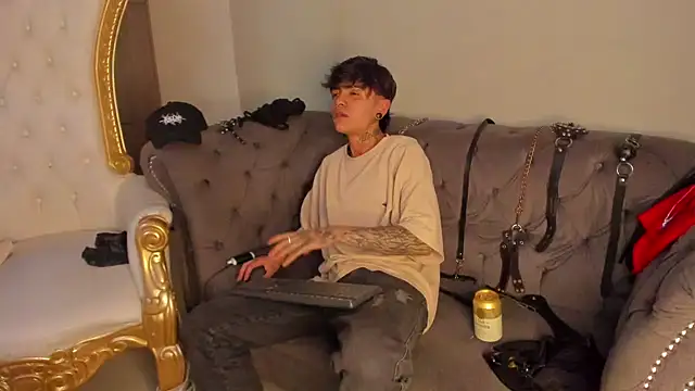 Snapshot of AcidMilo chatting on 12/02/24, 07:27 AcidMilo online show from 12/02/24, 07:27