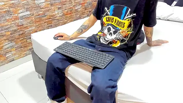 Snapshot of AcidMilo chatting on 12/06/24, 11:22 AcidMilo online show from 12/06/24, 11:22