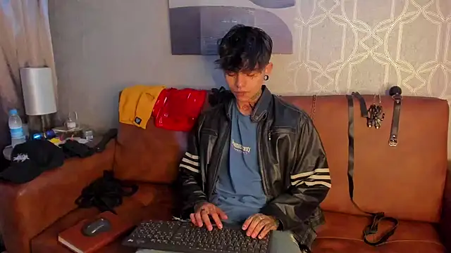 Snapshot of AcidMilo chatting on 12/07/24, 11:40 AcidMilo online show from 12/07/24, 11:40