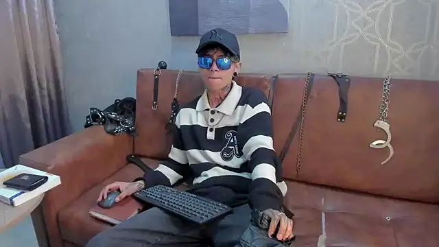 Snapshot of AcidMilo chatting on 12/09/24, 01:02 AcidMilo online show from 12/09/24, 01:02