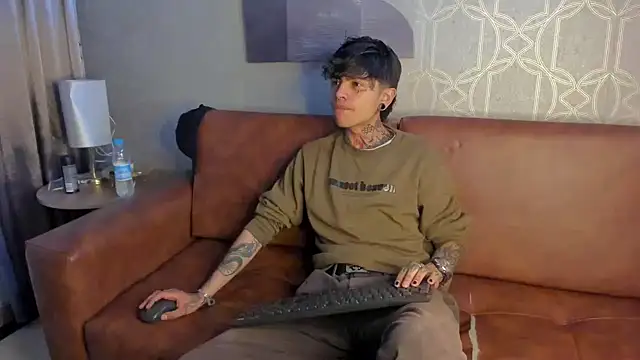 Snapshot of AcidMilo chatting on 12/10/24, 01:00 AcidMilo online show from 12/10/24, 01:00