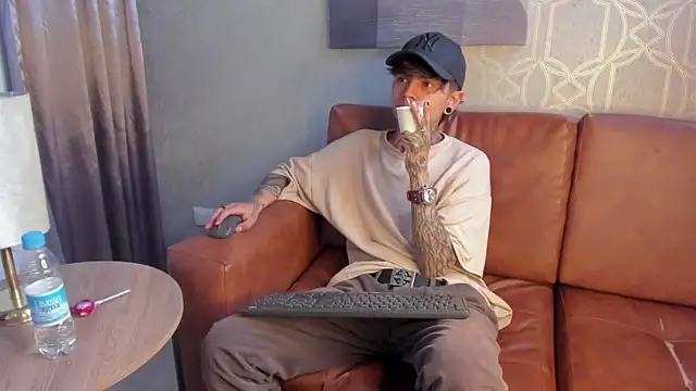 Snapshot of AcidMilo chatting on 12/10/24, 04:06 AcidMilo online show from 12/10/24, 04:06