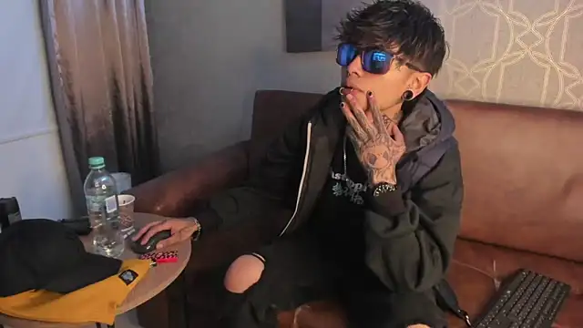 Snapshot of AcidMilo chatting on 12/12/24, 01:06 AcidMilo online show from 12/12/24, 01:06