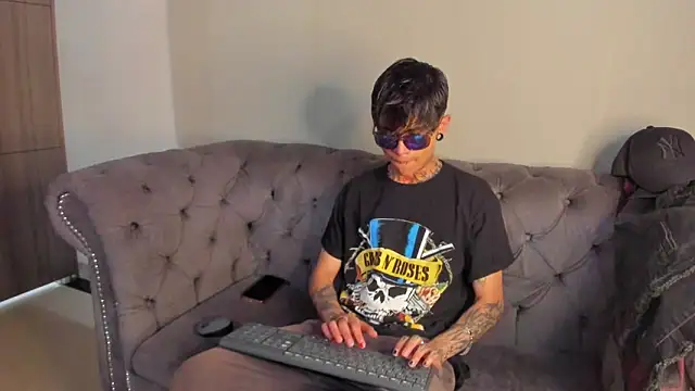 Snapshot of AcidMilo chatting on 12/15/24, 04:26 AcidMilo online show from 12/15/24, 04:26