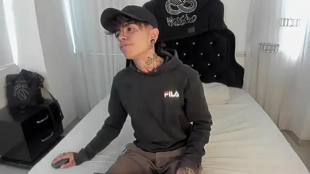 Snapshot of AcidMilo chatting on 12/18/24, 01:02 AcidMilo online show from 12/18/24, 01:02