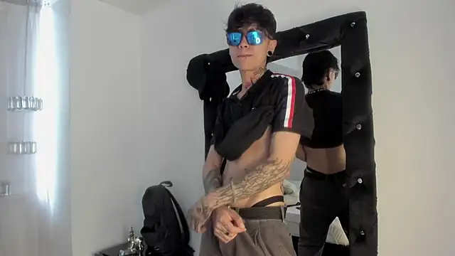 Snapshot of AcidMilo chatting on 12/18/24, 04:06 AcidMilo online show from 12/18/24, 04:06