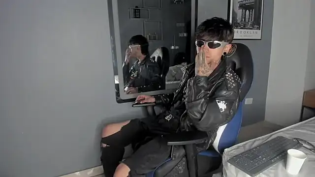 Snapshot of AcidMilo chatting on 12/21/24, 12:49 AcidMilo online show from 12/21/24, 12:49