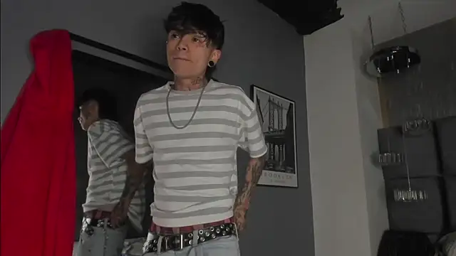 Snapshot of AcidMilo chatting on 12/22/24, 12:49 AcidMilo online show from 12/22/24, 12:49