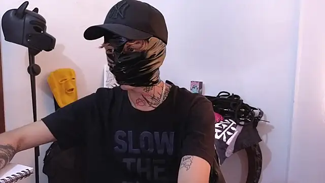 Snapshot of AcidMilo chatting on 02/07/25, 09:04 AcidMilo online show from 02/07/25, 09:04