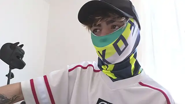 Snapshot of AcidMilo chatting on 02/16/25, 01:49 AcidMilo online show from 02/16/25, 01:49