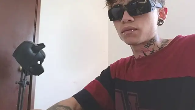 Snapshot of AcidMilo chatting on 02/21/25, 09:11 AcidMilo online show from 02/21/25, 09:11