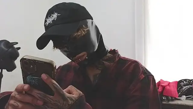 Snapshot of AcidMilo chatting on 03/04/25, 08:27 AcidMilo online show from 03/04/25, 08:27