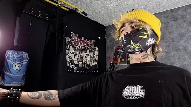 Snapshot of AcidMilo chatting on 10/11/25, 07:56 AcidMilo online show from 10/11/25, 07:56