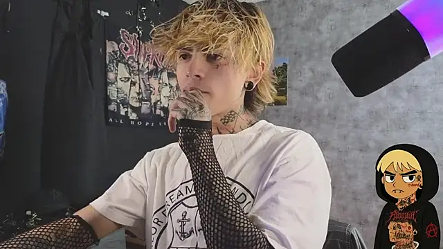 Snapshot of AcidMilo chatting on 10/14/25, 04:41 AcidMilo online show from 10/14/25, 04:41