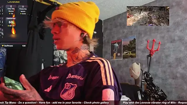 Snapshot of AcidMilo chatting on 10/22/25, 03:56 AcidMilo online show from 10/22/25, 03:56