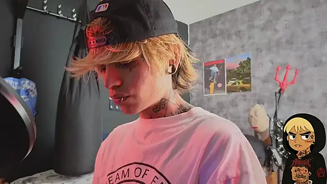 Snapshot of AcidMilo chatting on 10/24/25, 02:35 AcidMilo online show from 10/24/25, 02:35