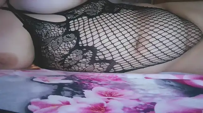 Snapshot of nicholle chatting on 02/13/25, 04:43 nicholle online show from 02/13/25, 04:43