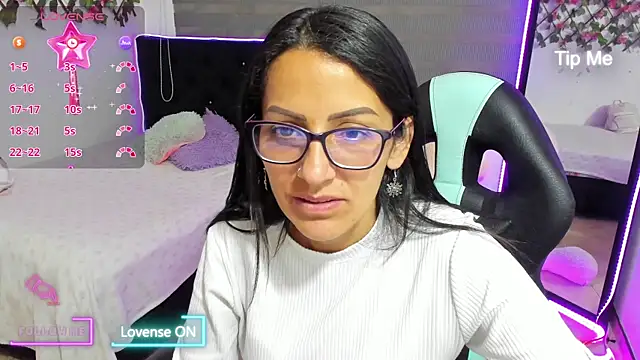 Snapshot of alma_blue chatting on 12/13/25, 10:37 alma blue online show from 12/13/25, 10:37