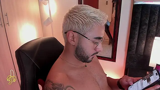 Snapshot of ItsMeEros chatting on 09/10/25, 10:32 ItsMeEros online show from 09/10/25, 10:32