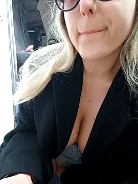 Snapshot of dolcehelena993 chatting on 03/07/26, 12:02 dolcehelena993 online show from 03/07/26, 12:02