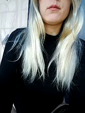 Snapshot of dolcehelena993 chatting on 03/15/26, 01:17 dolcehelena993 online show from 03/15/26, 01:17