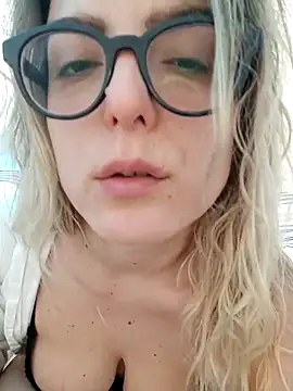 Snapshot of dolcehelena993 chatting on 04/09/26, 12:54 dolcehelena993 online show from 04/09/26, 12:54