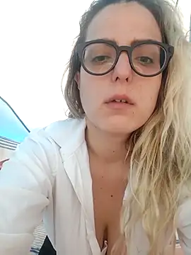 Snapshot of dolcehelena993 chatting on 04/21/26, 01:28 dolcehelena993 online show from 04/21/26, 01:28