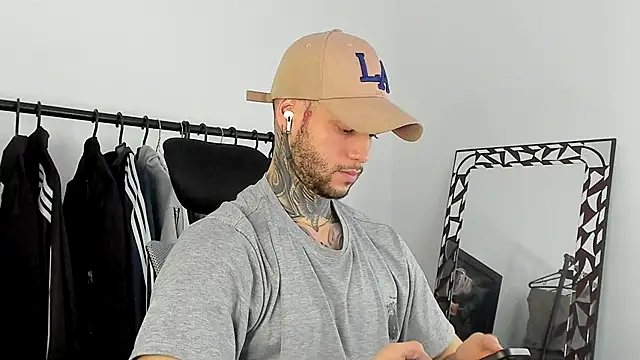  jamesleandros1 online show from 12/14/25, 07:51