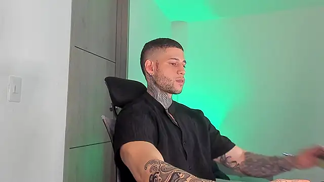 Snapshot of _jamesleandros1 chatting on 04/21/26, 02:51 jamesleandros1 online show from 04/21/26, 02:51