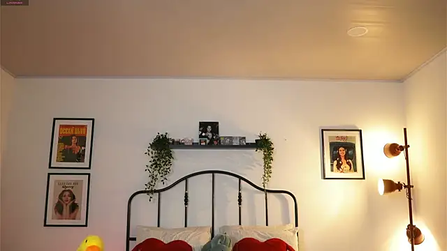 Snapshot of julesbennet chatting on 02/22/25, 01:13 julesbennet online show from 02/22/25, 01:13